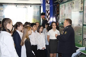 Профилактические беседы с молодёжью в стенах музея боевой славы Пограничного управления ФСБ по КЧР