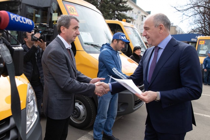 Глава Карачаево-Черкесии Рашид Темрезов вручил ключи от новых автобусов для школ республики