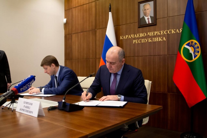 Глава Карачаево-Черкесии и ректор СКФУ подписали договор о сотрудничестве